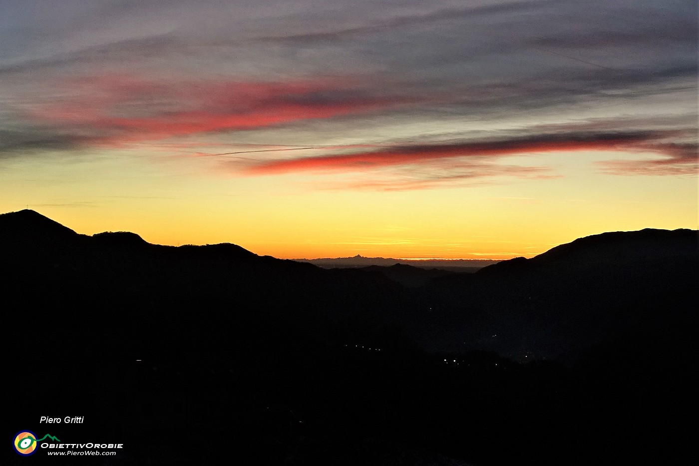 82 Da Miragolo di Zogno splendido tramonto con vista anche in Monviso.JPG